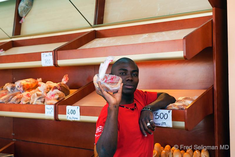 20090529_111410 D3 P1 P1.jpg - Bakery vendor showing off a large pastry